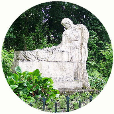 Monument voor de gestorven Franse vluchtelingen - Dit monument gedenkt de vluchtelingen uit Frankrijk: 'Zij ontsliepen, terwijl zij spraken over de terugkeer naar hun land'