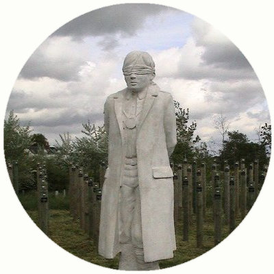 ‘Executie bij dageraad’ (‘Shot at dawn memorial’) - Dit monument gedenkt de 309 Britse en Gemenebest soldaten die bij dageraad zijn geëxecuteerd vanwege desertie of vermeende lafheid. Vaak was er sprake van ptss.